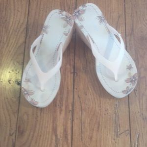 70s style wedge heel. Flip flop top